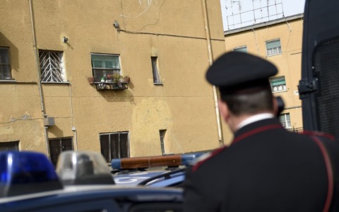 Uomo tenta di avvelenare la moglie con candeggina nel caffè