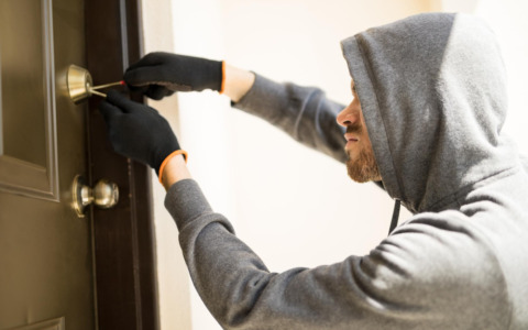 Perde 1.300 euro, una donna anonima aiuta un quarantenne