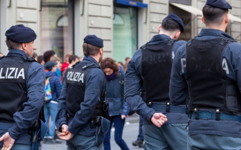Raid notturni nella piscina del Tennis Club: appello alla sicurezza