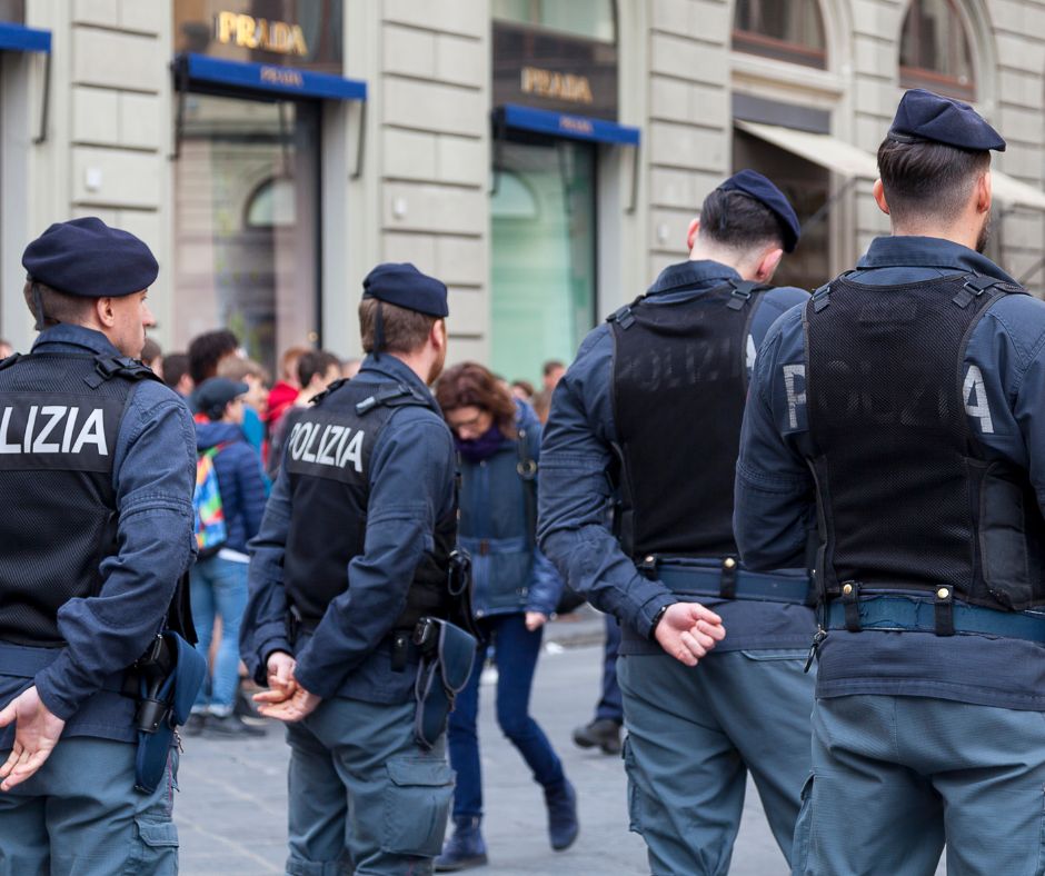 Raid notturni nella piscina del Tennis Club: appello alla sicurezza