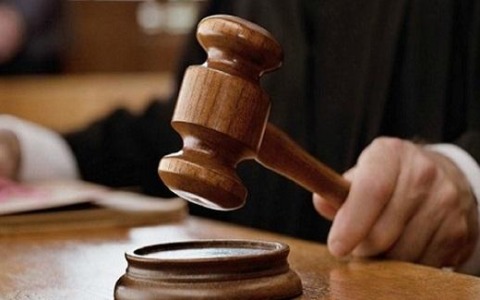 Professore patteggia pena per molestie su studentessa minorenne