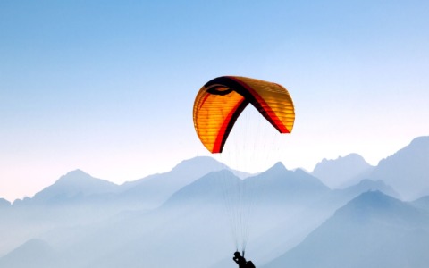Parapendio, caduta nella Montagna Pistoiese: ferito un allievo
