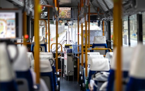 Camioncino blocca un bus in via Frosini a Pistoia